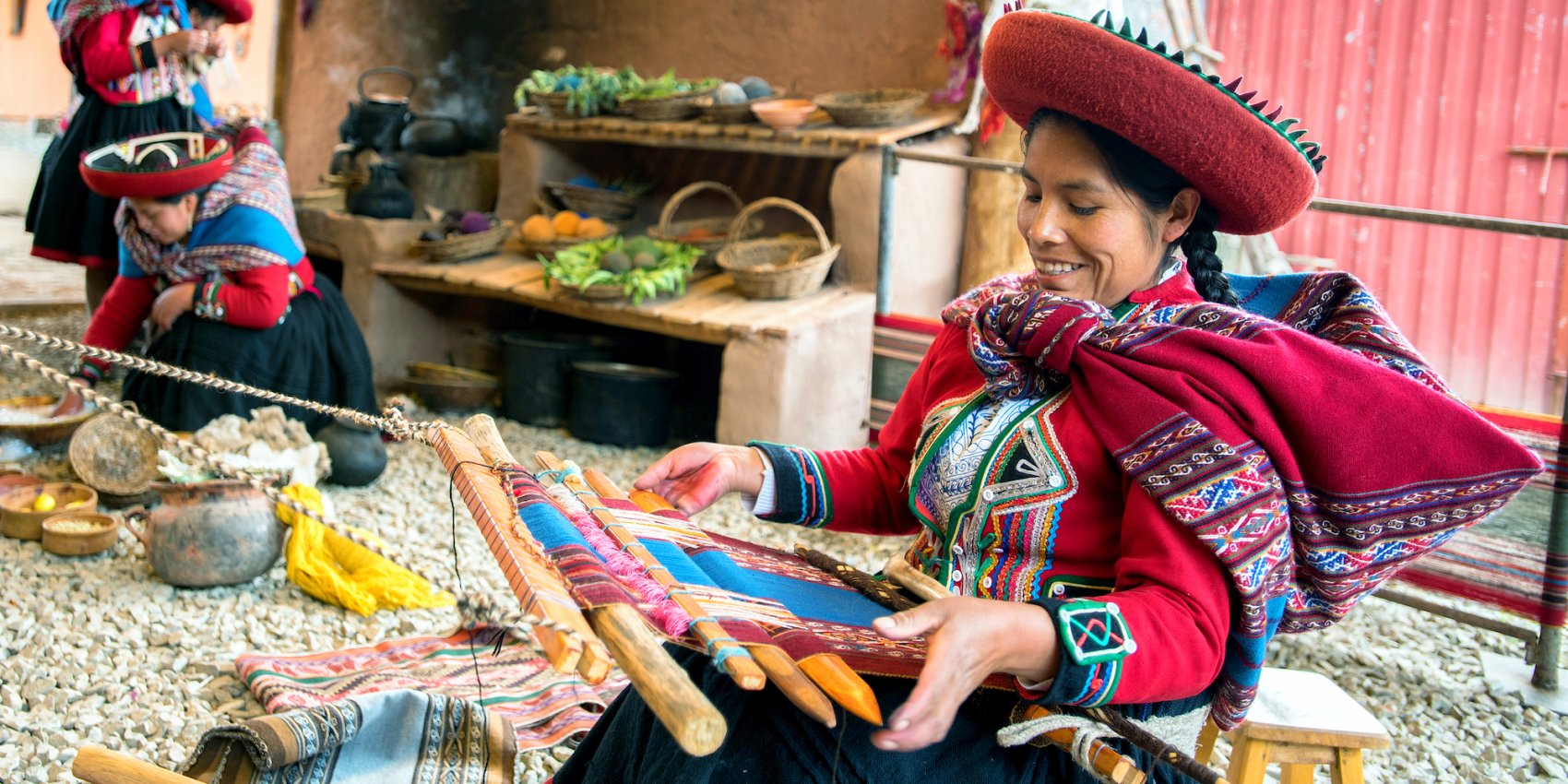 A woman in Ecuador hand sinning wool at an art market.