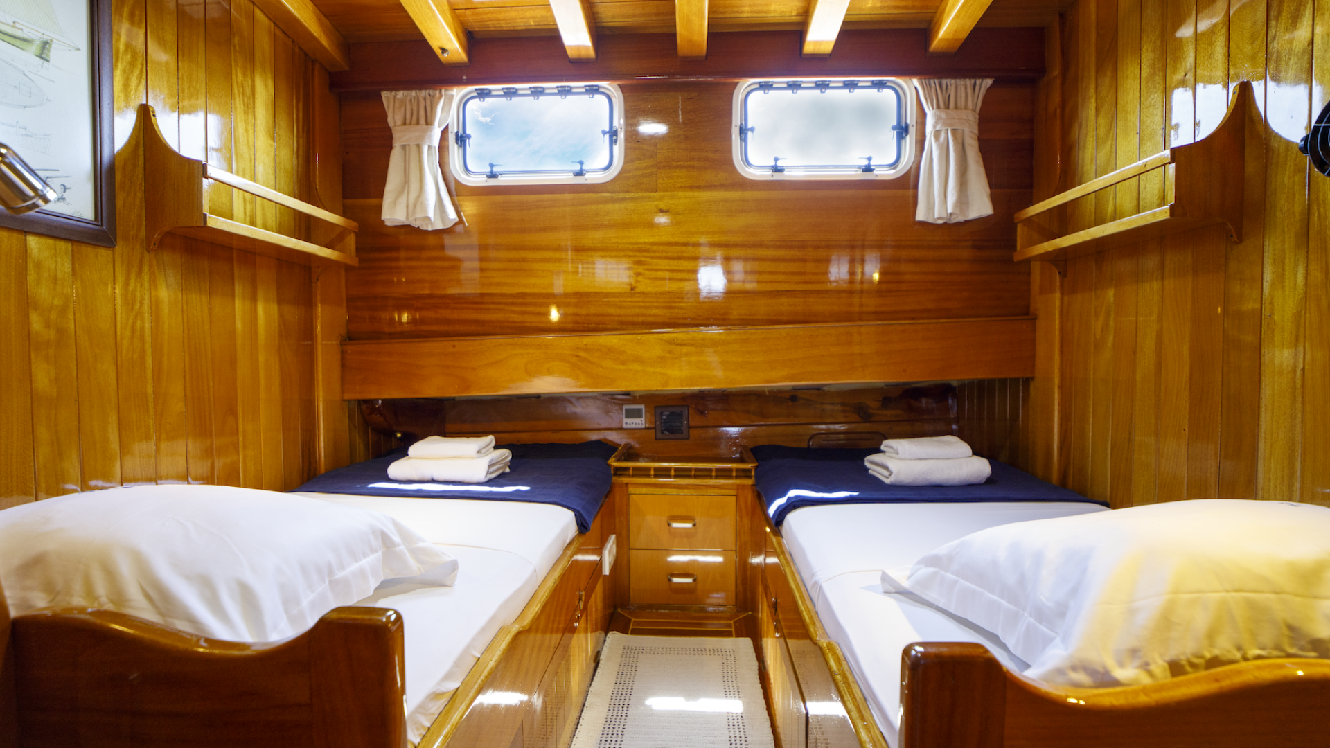 Twin bed configuration aboard the Yaselam yacht in Turkey