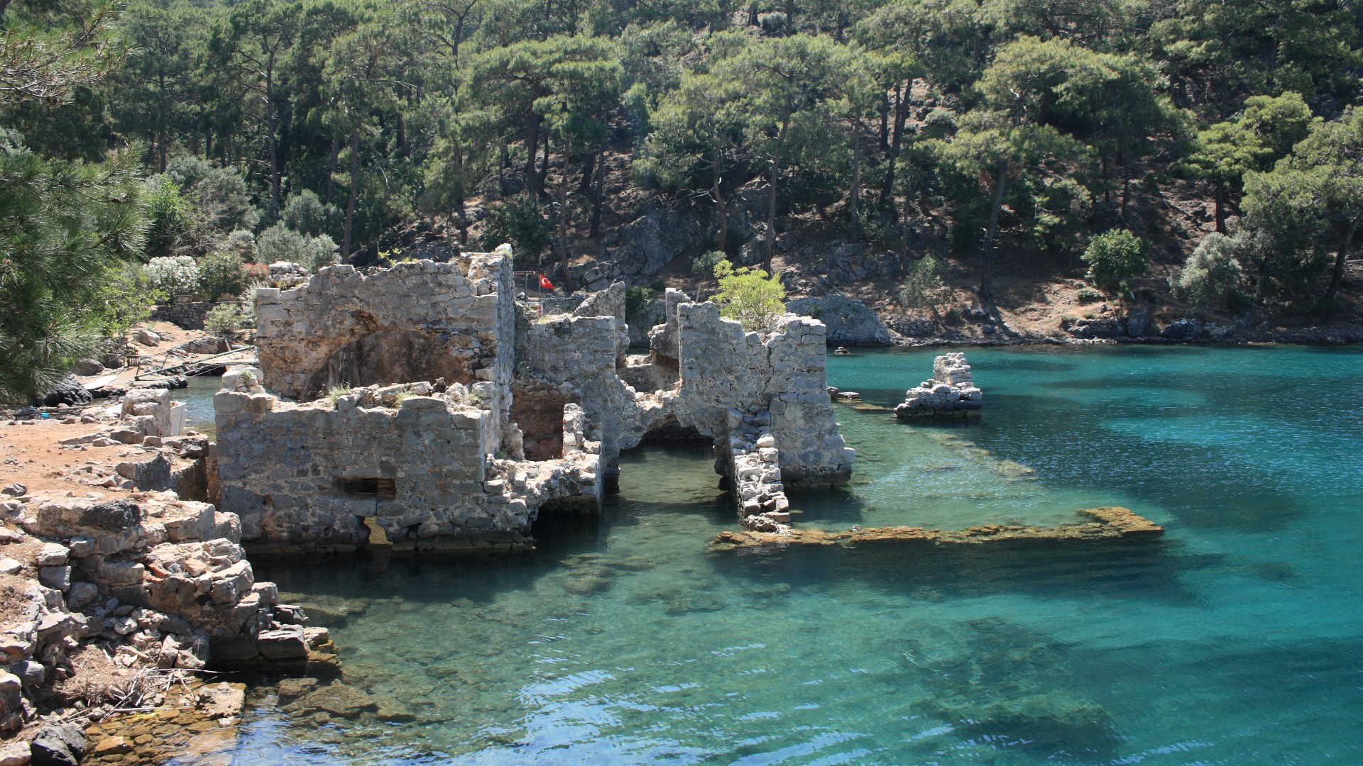 Sunken Roman bath found along the Turkish coast